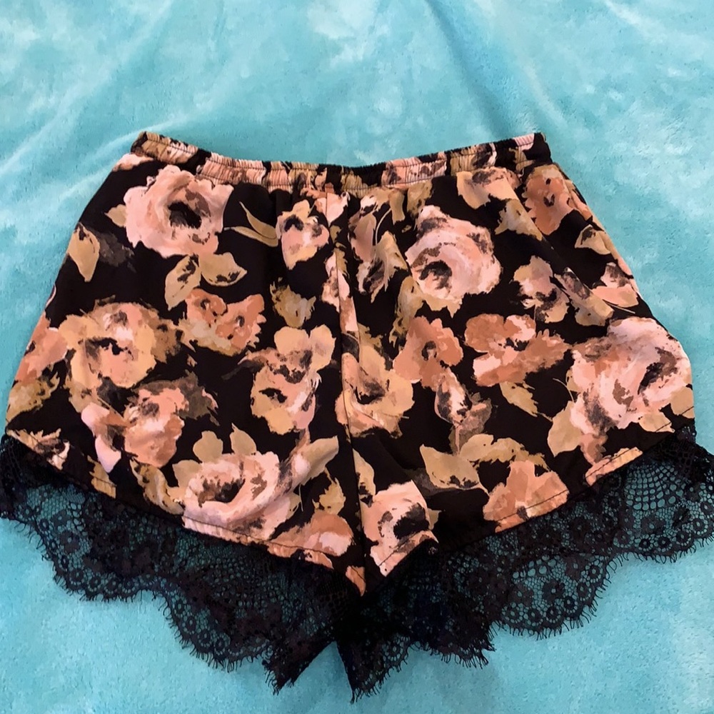 Ditzy Daizy lined floral lace shorts size small - Picture 5 of 10